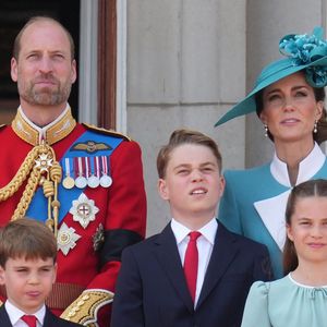 Le prince William, prince de Galles, Le prince Louis de Galles, Le prince George de Galles, Catherine (Kate) Middleton, princesse de Galles, La princesse Charlotte de Galles - Les membres de la famille royale britannique au balcon de Buckingham Palace lors de la cérémonie Trooping the Colour à Londres, le 14 juin 2025. Affecté par le crash du Boeing 787 Dreamliner à Ahmedabad du 12 juin, le souverain et les officiels porteront un brassard noir en hommage aux plus de 270 victimes. Bon nombre d'elles étaient des ressortissants britanniques.© James Whatling / Bestimage