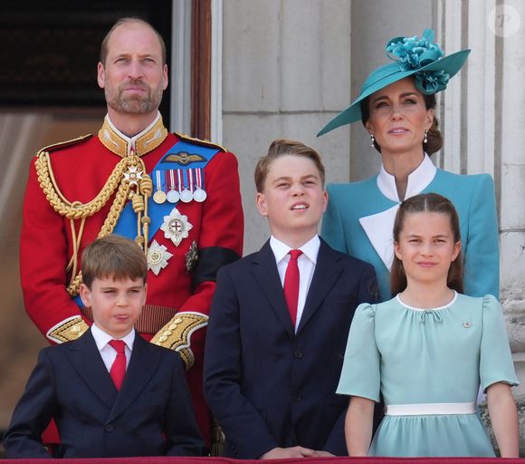 Le prince William, prince de Galles, Le prince Louis de Galles, Le prince George de Galles, Catherine (Kate) Middleton, princesse de Galles, La princesse Charlotte de Galles - Les membres de la famille royale britannique au balcon de Buckingham Palace lors de la cérémonie Trooping the Colour à Londres, le 14 juin 2025. Affecté par le crash du Boeing 787 Dreamliner à Ahmedabad du 12 juin, le souverain et les officiels porteront un brassard noir en hommage aux plus de 270 victimes. Bon nombre d'elles étaient des ressortissants britanniques.© James Whatling / Bestimage