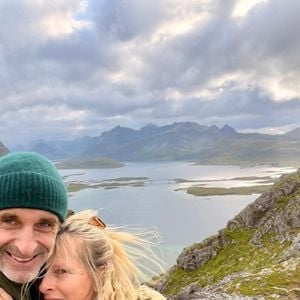 Karin Viard et son mari Manuel Herrero ont choisi les îles Lofoten, en Norvège, pour leurs vacances d'été.
Karin Viard en vacances avec son mari Manuel Herrero sur les îles Lofoten, en Norvège. Photo partagée par Karin Viard sur son compte Instagram.