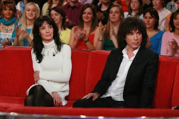 Si leur histoire n’a duré que deux ans, c’est en raison de la tromperie du compositeur. La célèbre actrice de "La Reine Margot" avait découvert qu’il la trompait avec la comédienne Anne Parillaud.

Anne Parillaud, Jean-Michel Jarre lors de l'enregistrement de l'émission Vivement Dimanche a Paris, France, le 04/04/2007. Photo Max Colin/ABACAPRESS.COM