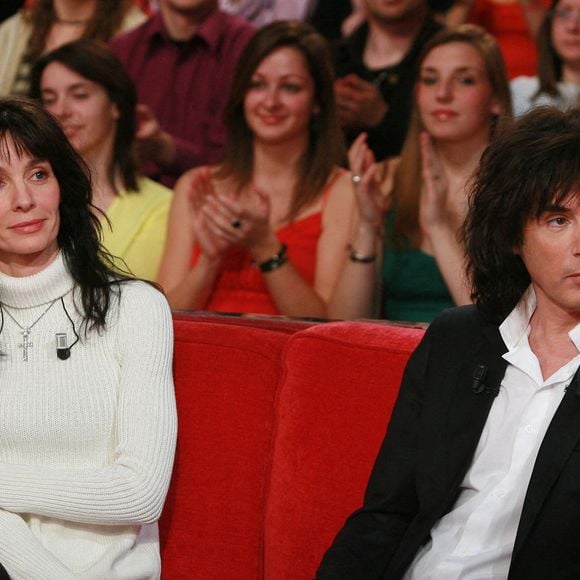 Si leur histoire n’a duré que deux ans, c’est en raison de la tromperie du compositeur. La célèbre actrice de "La Reine Margot" avait découvert qu’il la trompait avec la comédienne Anne Parillaud.

Anne Parillaud, Jean-Michel Jarre lors de l'enregistrement de l'émission Vivement Dimanche a Paris, France, le 04/04/2007. Photo Max Colin/ABACAPRESS.COM