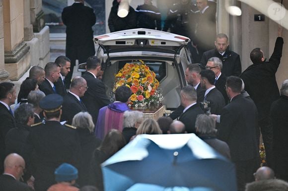 Cercueil arrivant à l'église Notre-Dame de l'Assomption, pour la cérémonie funéraire de l'actrice française Brigitte Bardot, à Saint-Tropez, dans le sud-est de la France, le 7 janvier 2026. Photo par Julien Reynaud/APS-Medias/ABACAPRESS.COM