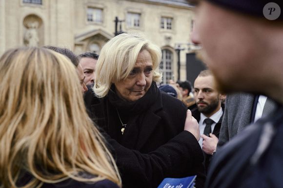 La députée française et présidente du groupe parlementaire d'extrême droite du Rassemblement national, Marine Le Pen, lors de la cérémonie religieuse en l'honneur de son père Jean-Marie Le Pen, patriarche et cofondateur du Front national, le jeudi 16 janvier 2025, à Paris, France. Photo par Olivia Bonnamour/Middle East Images/ABACAPRESS.COM