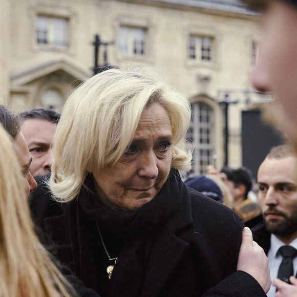 La députée française et présidente du groupe parlementaire d'extrême droite du Rassemblement national, Marine Le Pen, lors de la cérémonie religieuse en l'honneur de son père Jean-Marie Le Pen, patriarche et cofondateur du Front national, le jeudi 16 janvier 2025, à Paris, France. Photo par Olivia Bonnamour/Middle East Images/ABACAPRESS.COM