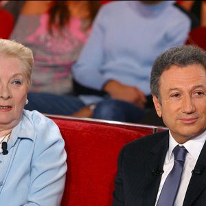 Paris-France, 26 novembre 2003. Claude Gensac et Michel Drucker lors de l'enregistrement de son émission "Vivement Dimanche". Photo de Datchary Jean-Jacques/ABACA