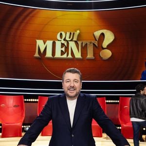 Il s'agit de Lola Dubini, Bruno Solo, Gil Alma, Max Boublil, Anne Roumanoff et Florent Peyre.
Exclusif - Bruno Guillon en backstage de l'enregistrement de l'émission "Qui Ment?" présentée par B.Guillon et diffusée le le 23 juillet 2026 sur France 2, à Saint-Denis, Seine Daint-Denis, France, le 24 novembre 2025. © Jeremy Melloul/Bestimage