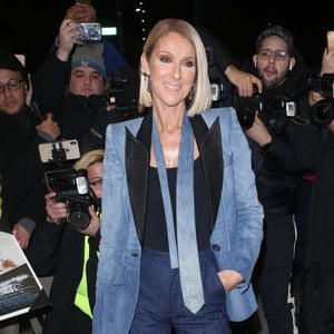 Le casting n’a pas encore été dévoilé, mais une question passionne déjà les fans : qui incarnera Céline à l’écran ?

Celine Dion arbore un total look jean veste et cravate à la sortie de son hôtel à New York, le 14 novembre 2019.