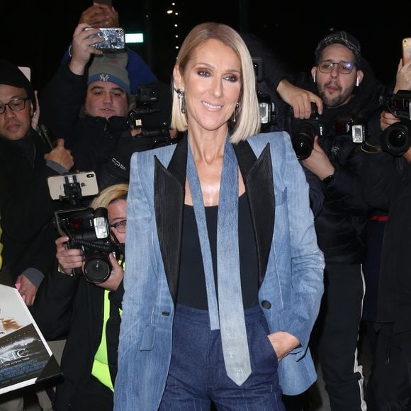 Le casting n’a pas encore été dévoilé, mais une question passionne déjà les fans : qui incarnera Céline à l’écran ?

Celine Dion arbore un total look jean veste et cravate à la sortie de son hôtel à New York, le 14 novembre 2019.