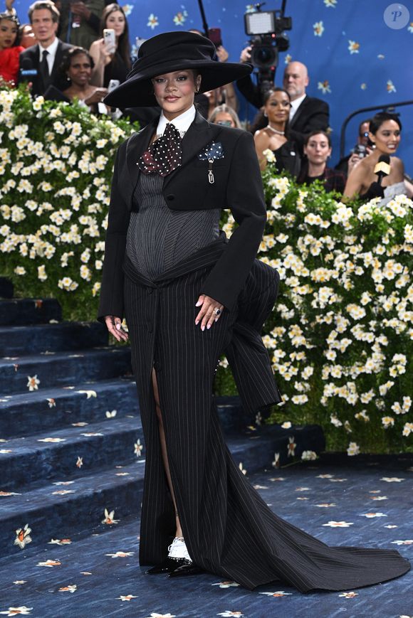 De quoi voler la vedette aux autres invités de la soirée ! 

Rihanna au gala du Met, à New York, le 5 mai 2025.

Photo : Starmax / Bestimage