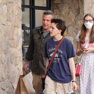 Avec Jennifer Garner, il entretient des relations apaisées pour le bien-être de leurs enfants Violet (18 ans), Finn (14 ans) et Samuel (11 ans)...

Exclusif -  Ben Affleck retrouve Jennifer Garner et leurs filles Violet et Fin à New Haven pour l'installation de Violet à l'Université Yale le 18 août 2024.