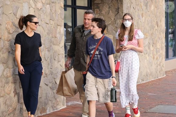 Avec Jennifer Garner, il entretient des relations apaisées pour le bien-être de leurs enfants Violet (18 ans), Finn (14 ans) et Samuel (11 ans)...

Exclusif -  Ben Affleck retrouve Jennifer Garner et leurs filles Violet et Fin à New Haven pour l'installation de Violet à l'Université Yale le 18 août 2024.