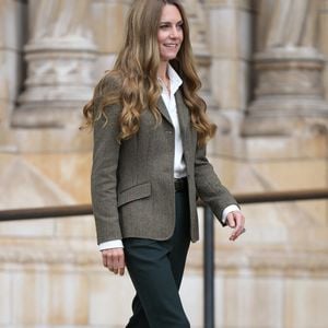 Le prince William, prince de Galles, et Catherine (Kate) Middleton, arborant des cheveux blonds, visitent les jardins, récemment transformés, du musée d'histoire naturelle à Londres, le 4 septembre 2025. © Julien Burton / Bestimage