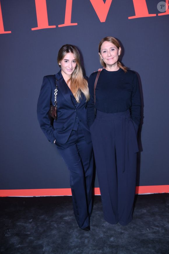 La jeune Carla.

Daniela Lumbroso et sa fille Carla Ghebali - Soirée de lancement de l'édition française du magazine Time au Petit Palais à Paris le 15 décembre 2025.
© Rachid Bellak / Bestimage