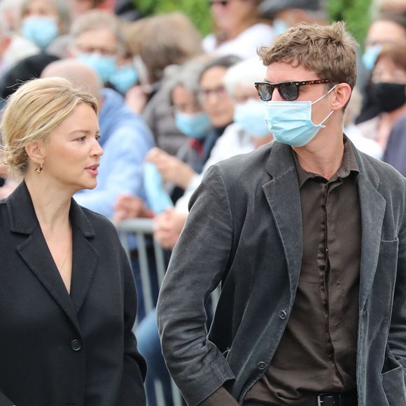 Virginie Efira et son compagnon Niels Schneider - Hommage à Guy Bedos en l'église de Saint-Germain-des-Prés à Paris le 4 juin 2020.