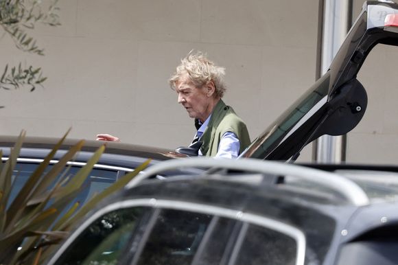 Après plusieurs semaines d'hospitalisation, le prince Ernst-August de Hanovre quitte l'hôpital Ruber International à Madrid, le 21 avril 2025.