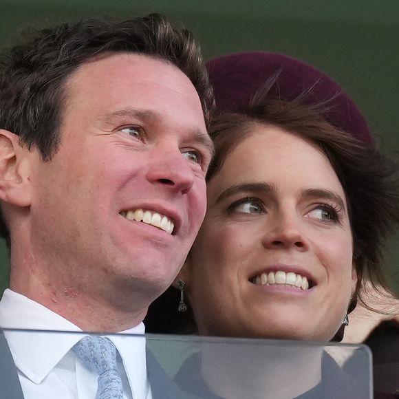 La princesse Eugenie d'York et son mari Jack Brooksbank - La famille royale Britanniques assiste au festival de Cheltenham sur l'Hippodrome de Cheltenham le 12 mars 2025.

© Julien Burton / Bestimage