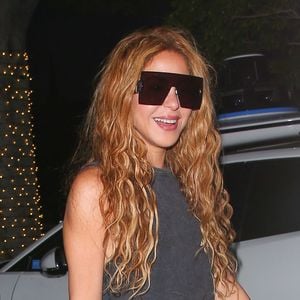 Shakira à la sortie du restaurant Matsuhisa à Beverly Hills, après un dîner avec ses enfants.

© Backgrid USA / Bestimage