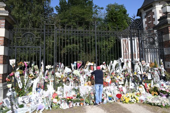 Les hommages se multiplient devant l'entrée de la maison de Alain Delon à Douchy le 22 août 2024.  © Agence / Bestimage