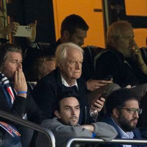 André Dussollier - Célébrités dans les tribunes lors du match retour de la Ligue Des Champions 2024-2025 (LDC) "PSG - Arsenal" (2-1) au Parc des Princes à Paris le 7 mai 2025. © Cyril Moreau/Bestimage