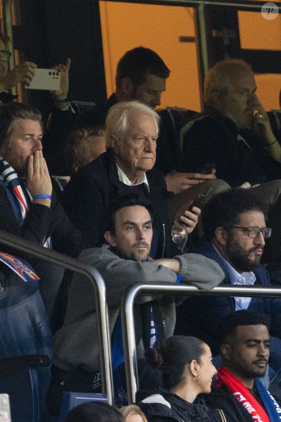 André Dussollier - Célébrités dans les tribunes lors du match retour de la Ligue Des Champions 2024-2025 (LDC) "PSG - Arsenal" (2-1) au Parc des Princes à Paris le 7 mai 2025. © Cyril Moreau/Bestimage