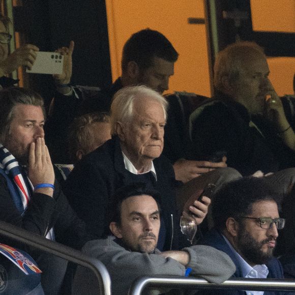 André Dussollier - Célébrités dans les tribunes lors du match retour de la Ligue Des Champions 2024-2025 (LDC) "PSG - Arsenal" (2-1) au Parc des Princes à Paris le 7 mai 2025. © Cyril Moreau/Bestimage