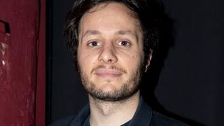 Vianney s’éloigne de sa cabane et retrouve la scène pour une raison très précise