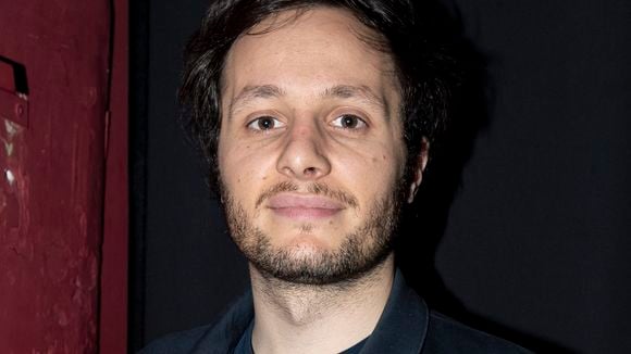 Vianney s’éloigne de sa cabane et retrouve la scène pour une raison très précise