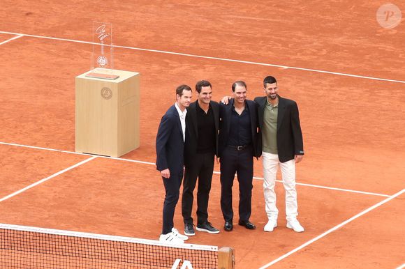Rafael Nadal avec Roger Federer, Novak Djokovic et Andy Murray - Hommage à Rafael Nadal et à ses 14 victoires sur la terre battue de Roland Garros lors des Internationaux de France de Tennis de Roland Garros 2025 - Jour 01 à Paris le 25 Mai 2025. 

© Bertrand Rindoff / Bestimage