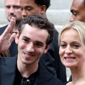 Gaston Ardisson, Audrey Crespo-Mara et son fils Zekou - Sorties des obsèques de Thierry Ardisson en l’église Saint-Roch de Paris, France, le 17 juillet 2025. 

© Clovis-Jacovides/Bestimage
