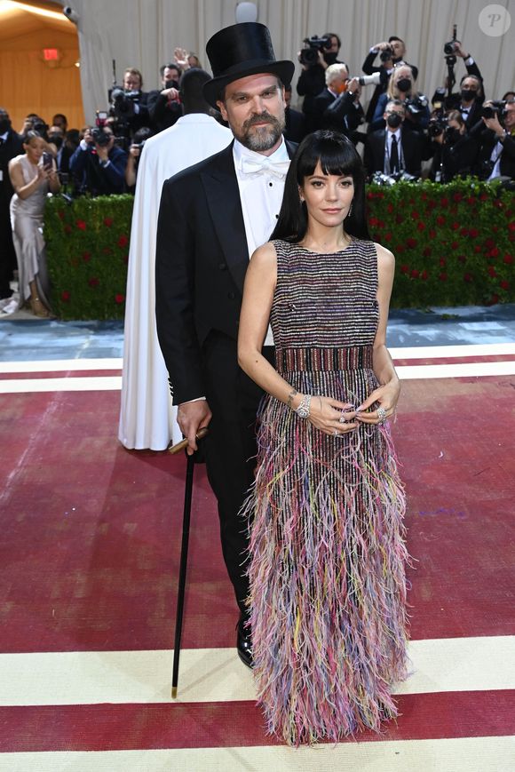 David Harbour et Lily Allen - Les célébrités arrivent à la soirée du "MET Gala 2022 : In America: An Anthology of Fashion" à New York, le 2 mai 2022. 

©STARMAX / BESTIMAGE