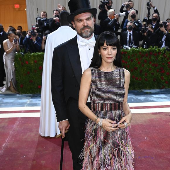 David Harbour et Lily Allen - Les célébrités arrivent à la soirée du "MET Gala 2022 : In America: An Anthology of Fashion" à New York, le 2 mai 2022. 

©STARMAX / BESTIMAGE