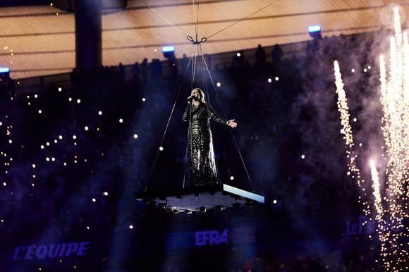 La chanteuse Louane (Louane Emera), représentante de la France au concours de l'Eurovision, interpréte pour la première fois son titre Maman, en hommage à sa mère décédée lorsqu'elle avait 17 ans, devant les 80 000 spectateurs, suspendue sur une plateforme, plusieurs mètres au-dessus de la pelouse et des musiciens, du Stade de France à la mi-temps du match du Tournoi des Six Nations opposant la France à l'Écosse, à Saint-Denis, Seine Saint-Denis, France, le 15 mars 2025. © Cyril Moreau/Bestimage