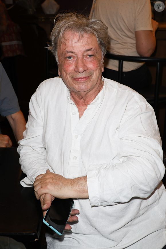 Un bien rare dans un quartier très typique de la capitale où Hervé Vilard habite depuis des années

Exclusif - Hervé Vilard - People au concert de Cyril Mokaiesh au Théâtre de l'Atelier à Paris. Le 28 juin 2023
© Coadic Guirec / Bestimage