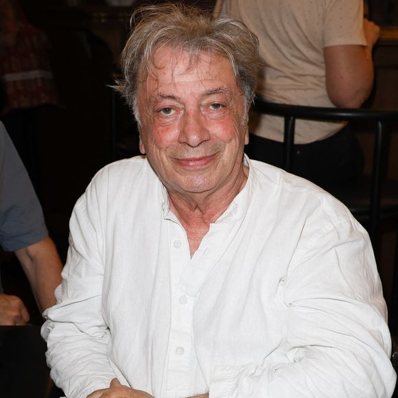 Un bien rare dans un quartier très typique de la capitale où Hervé Vilard habite depuis des années

Exclusif - Hervé Vilard - People au concert de Cyril Mokaiesh au Théâtre de l'Atelier à Paris. Le 28 juin 2023
© Coadic Guirec / Bestimage