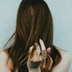 Vous perdez vos cheveux sous la douche ? Le responsable n’est pas votre shampoing, comme l’explique cet expert
