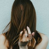Vous perdez vos cheveux sous la douche ? Le responsable n’est pas votre shampoing, comme l’explique cet expert