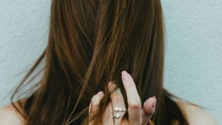 Vous perdez vos cheveux sous la douche ? Le responsable n’est pas votre shampoing, comme l’explique cet expert