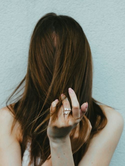 Vous perdez vos cheveux sous la douche ? Le responsable n’est pas votre shampoing, comme l’explique cet expert