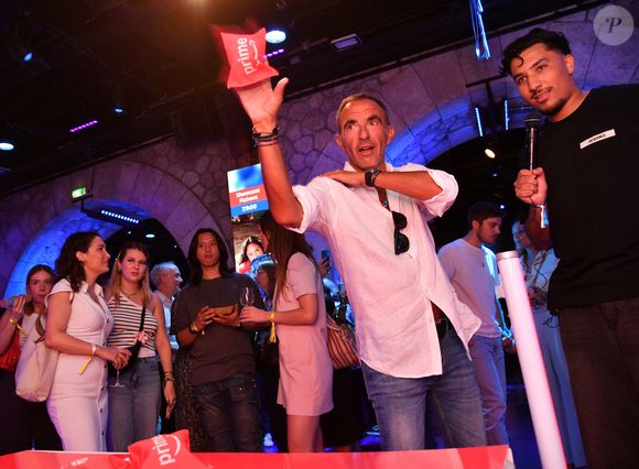 Nikos Aliagas - Prime d'Amazon fait sa fête foraine au Bridge Club à Paris le 25 juin 2025.  Hier soir, le Bridge Club s’est métamorphosé en fête foraine où de nombreuses personnalités se sont réunies pour célébrer Prime Day, l’événement shopping estival qui animera l’été du 8 au 11 juillet.
© Veeren/Bestimage