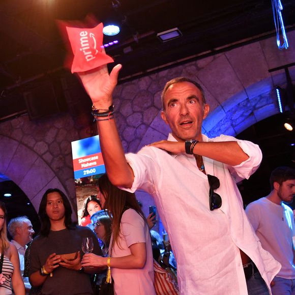 Nikos Aliagas - Prime d'Amazon fait sa fête foraine au Bridge Club à Paris le 25 juin 2025.  Hier soir, le Bridge Club s’est métamorphosé en fête foraine où de nombreuses personnalités se sont réunies pour célébrer Prime Day, l’événement shopping estival qui animera l’été du 8 au 11 juillet.
© Veeren/Bestimage