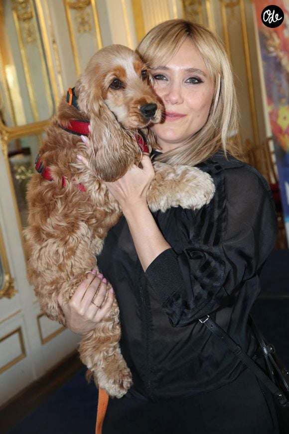Avec son compagnon Pascal Lelli, elle a découvert un homme tentant de forcer leur porte-fenêtre.

Bérengère Krief et son chien Joe lors de la cérémonie des nommés à la 36ème Nuit des Molières au Ministère de la Culture à Paris, France, le 17 Avril 2025. © Bertrand Rindoff/Bestimage