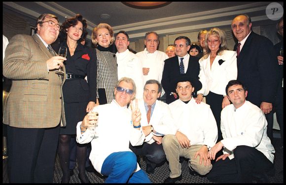 Archives – Les grands chefs français chez Drouant : Caroline Arnaud, Michou, Denise Fabre, Henri Tisot, Jean-Pierre Raffarin, Lionel Poilâne, Monique Raimond, Pierre Tchernia, en 1996. COADIC GUIREC / BESTIMAGE
