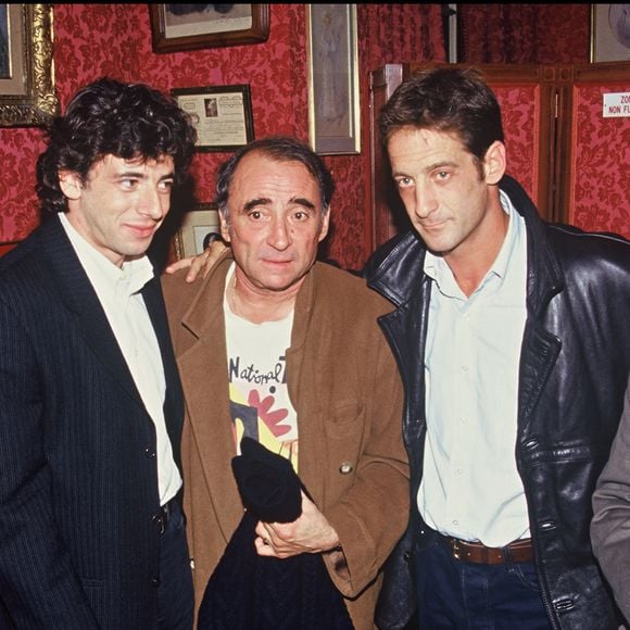 Patrick Bruel, Claude Brasseur, Vincent Lindon et Jacques Villeret dans les loges au théâtre des Varietes à Paris en 1993. © Bestimage