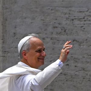 Il y a quelques semaines, Léon XIV a été élu pape, incarnant un pontificat alliant tradition et ouverture. 

Le pape Léon XIV lors de son audience générale hebdomadaire sur la place Saint-Pierre, au Vatican. © Alessia Giuliani/IPA via ZUMA Press / Bestimage/Bestimage