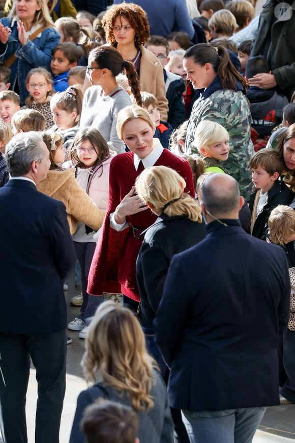 La princesse Charlène de Monaco au Grimaldi Forum, accompagnée du champion monégasque de descente en apnée, Pierre Frolla, et la nouvelle directrice de sa Fondation Mme Anne Boggio, pour accueillir tous les élèves de Cours Préparatoire (CP) de Monaco (316 enfants) pour une matinée de sensibilisation à la prévention de la noyade à Monaco, le 28 novembre 2025. Claudia Albuquerque/Bestimage