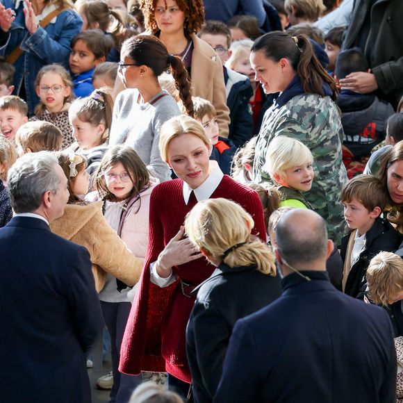 La princesse Charlène de Monaco au Grimaldi Forum, accompagnée du champion monégasque de descente en apnée, Pierre Frolla, et la nouvelle directrice de sa Fondation Mme Anne Boggio, pour accueillir tous les élèves de Cours Préparatoire (CP) de Monaco (316 enfants) pour une matinée de sensibilisation à la prévention de la noyade à Monaco, le 28 novembre 2025. Claudia Albuquerque/Bestimage