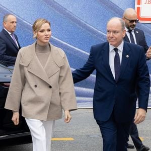 Albert et Charlene de Monaco remettent les cadeaux aux personnes âgées au siège de la Croix Rouge, dans le cadre des célébrations de la Fête Nationale monégasque, le 14 novembre 2025. © Olivier Huitel/Pool Monaco/Bestimage