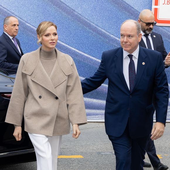 Albert et Charlene de Monaco remettent les cadeaux aux personnes âgées au siège de la Croix Rouge, dans le cadre des célébrations de la Fête Nationale monégasque, le 14 novembre 2025. © Olivier Huitel/Pool Monaco/Bestimage