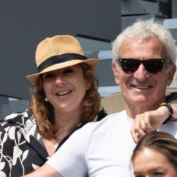 Raymond Domenech et son partenaire en tribune lors des Internationaux de France 2025 à Roland Garros le 03 juin 2025 à Paris, France. Photo de Nasser Berzane/ABACAPRESS.COM