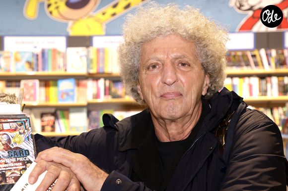 "On a tous ce qu'on mérite à un moment donné", a également lancé le réalisateur

Exclusif - Elie Chouraqui - Les célébrités à la séance de dédicaces de Benjamin Patou pour la sortie de son livre "Itinéraire d'un Enfant Raté (Ed. Fayard)" à la librairie Lamartine à Paris, le 19 mai 2026.
© Cédric Perrin/Bestimage